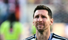 Lionel Messi ne peut retenir ses larmes après la défaite de l'Argentine en finale de la Coupe du monde, le 19 juillet 2026 à East Rutherford, dans le New Jersey ( AFP / Paul ELLIS )