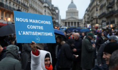 Une manifestante contre l'antisémitisme à Paris