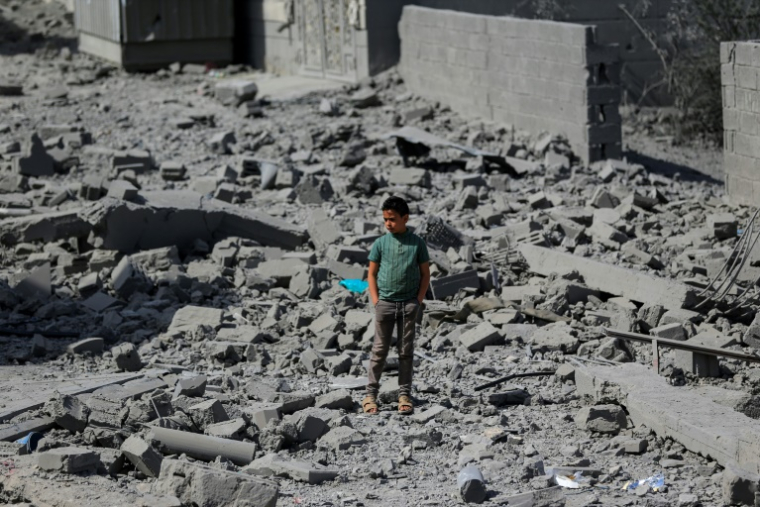 Destructions à Sanaa après un bombardement américain, le 27 avril 2025 ( AFP / Mohammed HUWAIS )