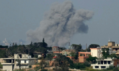 Un épais nuage de fumée s'élève après une frappe aérienne israélienne dans le village de Zawtar al-Sharqiyah, dans le sud du Liban, le 3 mai 2026 ( AFP / - )