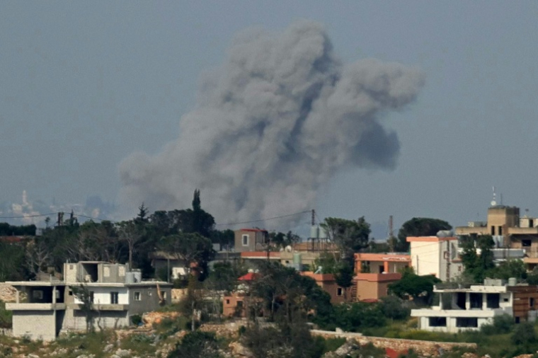 Un épais nuage de fumée s'élève après une frappe aérienne israélienne dans le village de Zawtar al-Sharqiyah, dans le sud du Liban, le 3 mai 2026 ( AFP / - )