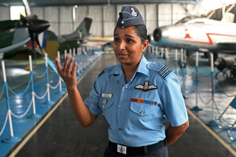 Shivangi Singh, pilote de l'armée de l'air indienne, lors d'une interview avec l'AFP au musée de l'armée de l'air à New Delhi, le 15 avril 2025 ( AFP / Arun SANKAR )