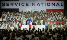 Le président Emmanuel Macron (c) lors d'un discours devant l'armée pour inaugurer un nouveau service militaire national à la base militaire de Varces, le 27 novembre 2025 en Isère ( POOL / Pool )