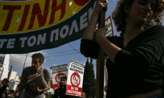 Manifestation lors d'une grève de 24 heures contre le projet gouvernemental d'introduire une journée de travail de 13 heures, le 14 octobre 2025 à Athènes, en Grèce ( AFP / Aris MESSINIS )