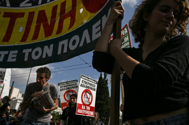 Manifestation lors d'une grève de 24 heures contre le projet gouvernemental d'introduire une journée de travail de 13 heures, le 14 octobre 2025 à Athènes, en Grèce ( AFP / Aris MESSINIS )