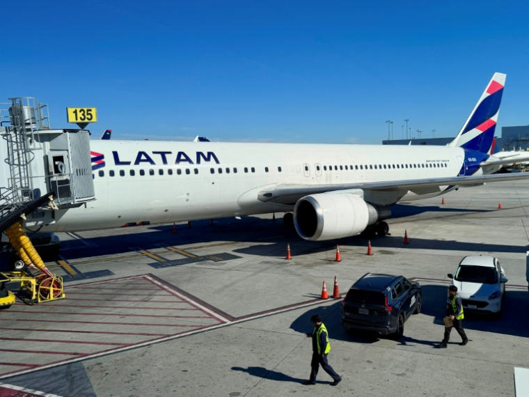 Un avion de la compagnie Latam Airlines sur le tarmac de l'aéroport de Los Angeles, le 13 janvier 2026 en Californie ( AFP / Daniel SLIM )