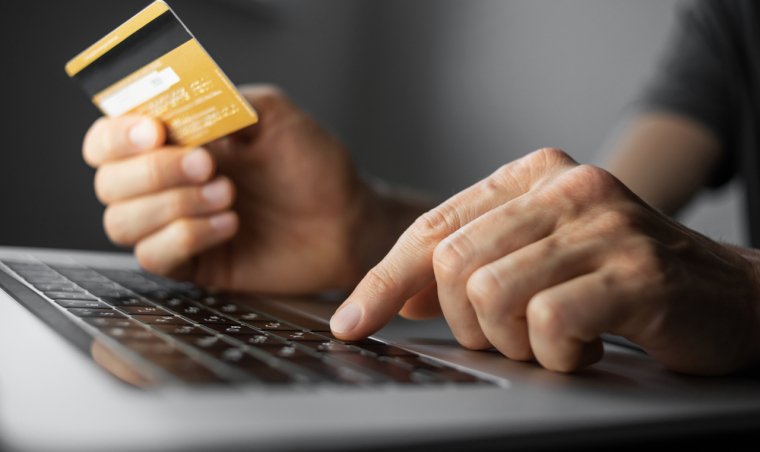 Les augmentations tarifaires des banques continuent. Mais sur quels services ? ( Crédits: © kite_rin - stock.adobe.com)