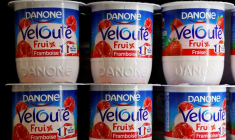 Produits laitiers du groupe alimentaire français Danone dans un supermarché à Nice