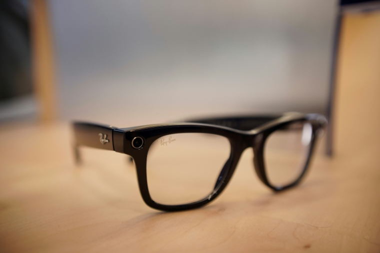 Des lunettes connectées Ray-Ban Meta exposées au Mobile World Congress (MWC) de Barcelone, le 2 mars 2026 ( AFP / Manaure Quintero )