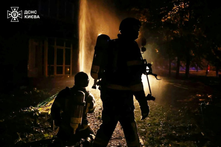 Photo publiée par le service d'urgence ukrainien, le 22 octobre 2025, de sauveteurs ukrainiens luttant contre un incendie sur le site d'une frappe aérienne russe à Kiev ( Service d'urgence ukrainien / Handout )