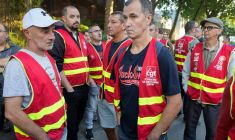Des syndicalistes CGT de la Fonderie de Bretagne (FDB) devant le tribunal de commerce de Lorient, le 3 juillet 2026 ( AFP / Fred TANNEAU )
