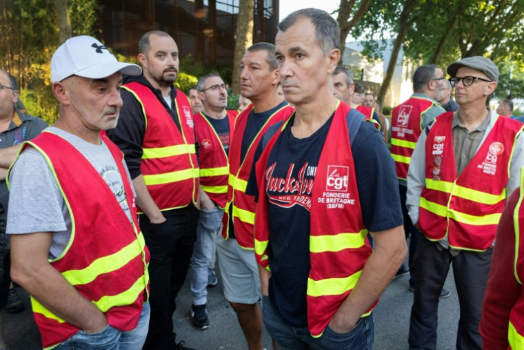 Des syndicalistes CGT de la Fonderie de Bretagne (FDB) devant le tribunal de commerce de Lorient, le 3 juillet 2026 ( AFP / Fred TANNEAU )