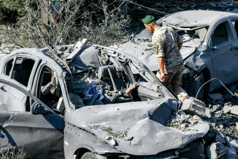 Un soldat inspecte des véhicules détruits sur le site d'une frappe aérienne israélienne nocturne contre le village de Kfar Remmane, dans le sud du Liban, le 7 septembre 2026 ( AFP / MAHMOUD ZAYYAT )
