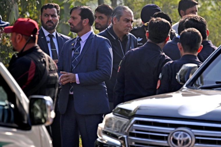 Le ministre de l'Intérieur, Mohsin Naqvi, sur les lieux d'un attentat-suicide à Islamabad, le 11 novembre 2025 au Pakistan ( AFP / Farooq NAEEM )
