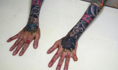 Une yazuka à la retraite, Mako Nishimura, montre ses tatouages et son petit doigt amputé. à Gifu (centre), le 28 septembre 2025 ( AFP / YUICHI YAMAZAKI )