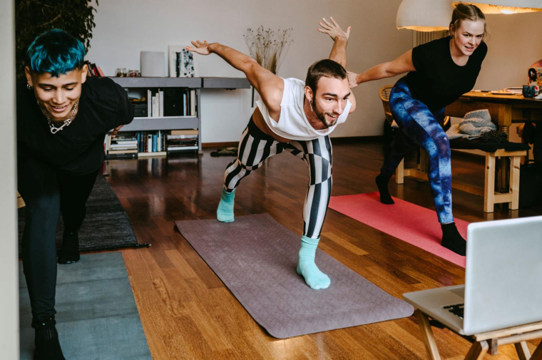 Des sites permettent de se lancer à diverses activités depuis son écran. ( crédit photo : Shutterstock )