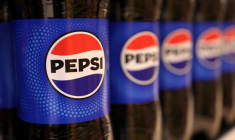 Des bouteilles de Pepsi sont exposées sur une étagère dans un supermarché à Sarajevo