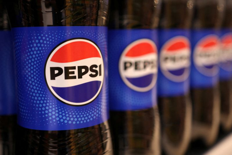 Des bouteilles de Pepsi sont exposées sur une étagère dans un supermarché à Sarajevo