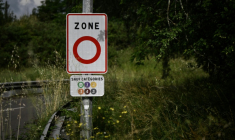 Un panneau indicateur de ZFE à Mérignac, en Gironde, le 21 mai 2025 ( AFP / Philippe LOPEZ )