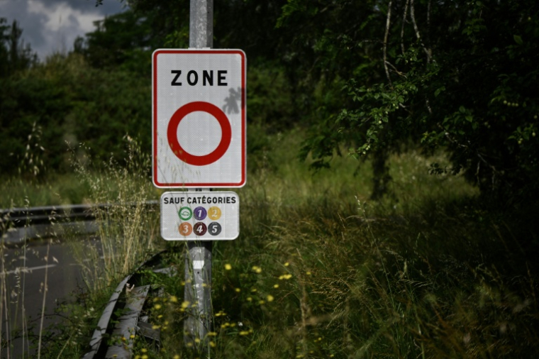 Un panneau indicateur de ZFE à Mérignac, en Gironde, le 21 mai 2025 ( AFP / Philippe LOPEZ )
