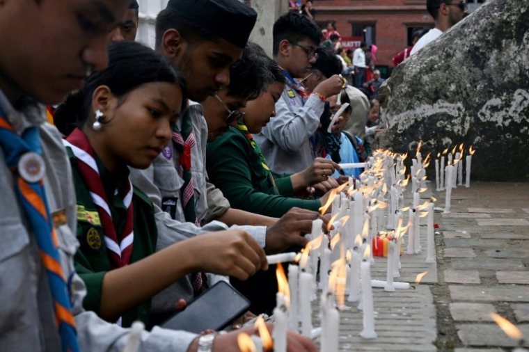 Des scouts népalais allument des cierges à Katmandou en mémoire des victimes de la gigantesque crue dans l'Himalaya qui a fait plus de 600 morts et quelque 3.000 disparus, le 29 août 2026  ( AFP / Prakash MATHEMA )