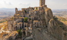 Les villages fantômes sont devenus des lieux touristiques à part entière. ( crédit photo : Getty Images )