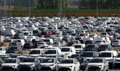 Voitures neuves garées à l'usine Toyota Motor Manufacturing France à Onnaing