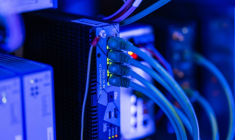 Des solutions de mise en réseau en cybersécurité pilotées par l'IA présentées lors de la 18e édition du forum InCyber dédié à la cybersécurité, au Grand palais de Lille, le 1er avril 2026 ( AFP / Sameer Al-DOUMY )