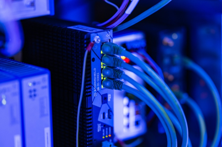 Des solutions de mise en réseau en cybersécurité pilotées par l'IA présentées lors de la 18e édition du forum InCyber dédié à la cybersécurité, au Grand palais de Lille, le 1er avril 2026 ( AFP / Sameer Al-DOUMY )