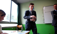 Le ministre de l'Education Edouard Geffray lance les épreuves de philosophie du bac, à Nogent-sur-Marne (Val-de-Marne), le 15 juin 2026 ( AFP / SIMON WOHLFAHRT )