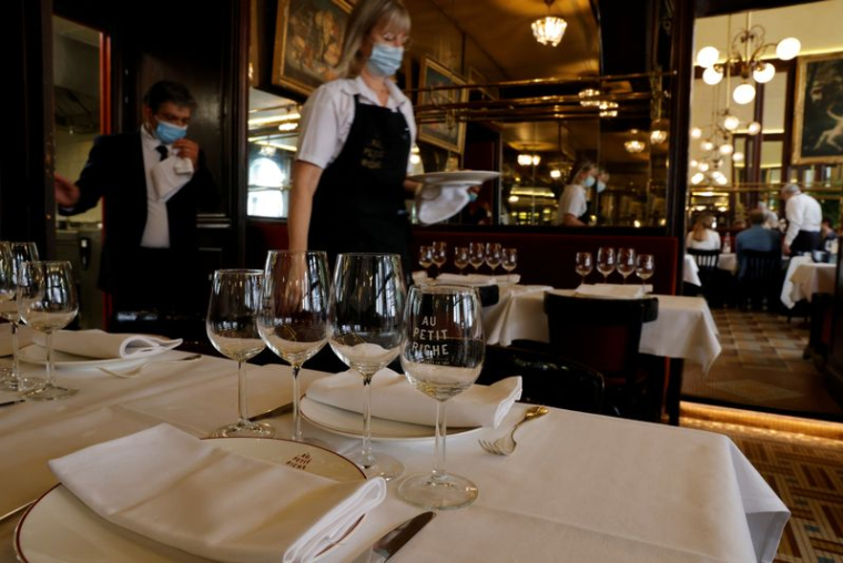 Serveurs dans une salle du restaurant Au Petit Riche à Paris