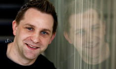 Le militant du droit à la vie privée en ligne Max Schrems, à Vienne le 5 mai 2023. ( AFP / JOE KLAMAR )