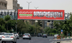 Une banderole avec les portraits de responsables militaires iraniens tués pendant la récente guerre avec Israël appelle à participer à une procession funéraire prévue le 28 juin, le 26 juin 2025 à Téhéran  ( AFP / ATTA KENARE )
