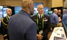 Le général Michel Friedling (d) le 9 avril 2019 à Colorado Springs (Etats-Unis). Il co-fondateur de la start-up Look Up. ( AFP / JASON CONNOLLY )