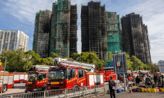 Les tours calcinées du complexe résidentiel Wang Fuk Court ravagé par un incendie, le 28 novembre 2025 à Hong Kong ( AFP / Dale DE LA REY )