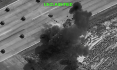 De la fumée s'élève à la suite d'explosions survenues dans un lieu non précisé, après ce que le Commandement central des États-Unis (CENTCOM) a qualifié de frappes contre des cibles militaires iraniennes