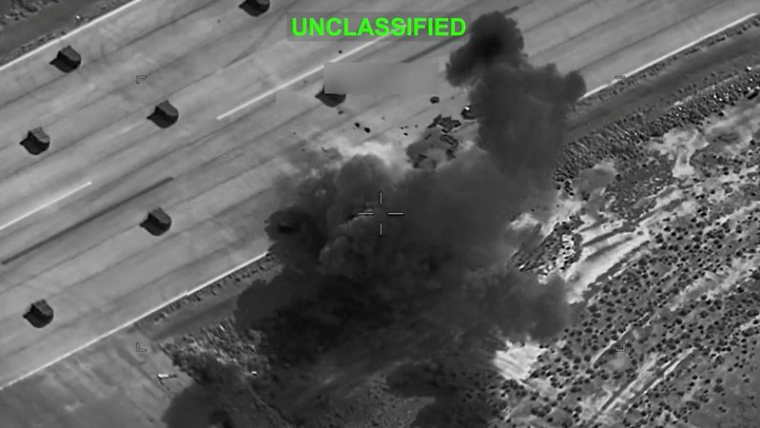 De la fumée s'élève à la suite d'explosions survenues dans un lieu non précisé, après ce que le Commandement central des États-Unis (CENTCOM) a qualifié de frappes contre des cibles militaires iraniennes