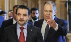 Le ministre russe des Affaires étrangères Sergueï Lavrov guide son homologue syrien Asaad al-Chaibani lors d'une rencontre à Moscou, le 31 juillet 2025 ( POOL / Shamil Zhumatov )