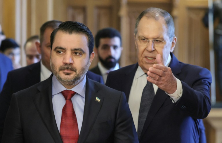 Le ministre russe des Affaires étrangères Sergueï Lavrov guide son homologue syrien Asaad al-Chaibani lors d'une rencontre à Moscou, le 31 juillet 2025 ( POOL / Shamil Zhumatov )