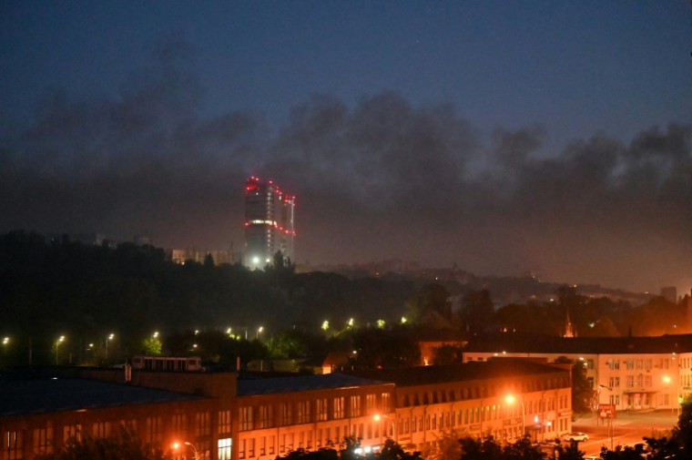 De la fumée s'élève dans le ciel de Kiev pendant des bombardements russes, le 24 mai 2026 ( AFP / Sergei SUPINSKY )