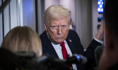 Donald Trump à bord d'Air Force One, le 25 novembre 2025. ( GETTY IMAGES NORTH AMERICA / PETE MAROVICH )