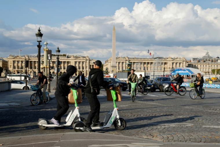 Paris est devenue en 2023 la première capitale européenne à interdire les trottinettes électriques en libre-service ( AFP / Ludovic MARIN )