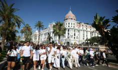 Marche sur la Promenade des Anglais à Nice, le 12 juillet 2026, lançant les commémorations des dix ans de l'attentat au camion-bélier qui avait  fait 86 morts et plus de 400 blessés le 14 juillet 2016 ( AFP / Valery HACHE )