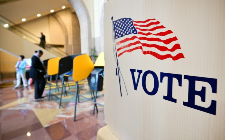 Des électeurs votent lors de primaires pour désigner les candidats à l'élection du nouveau gouverneur de Californie, le 2 juin 2026 à Los Angeles ( AFP / Frederic J. BROWN )