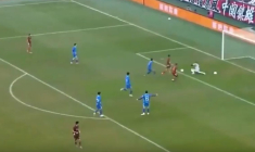Un terrain, deux ballons, deux buts : l’action improbable de l’année a eu lieu en Chine