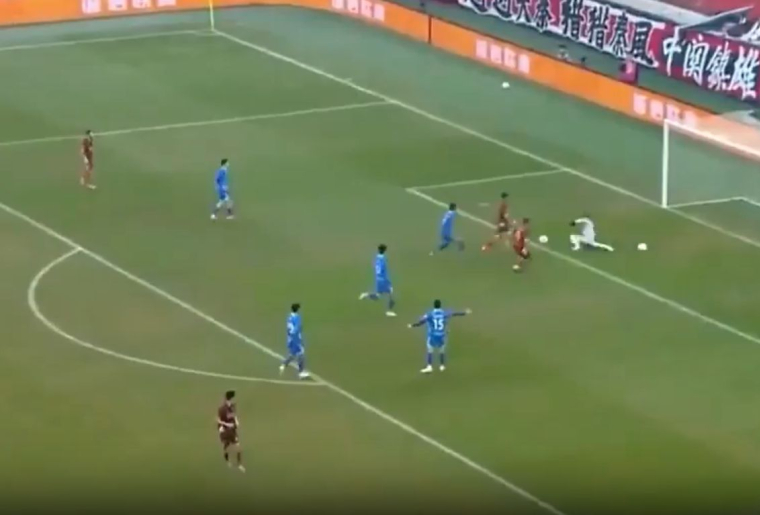 Un terrain, deux ballons, deux buts : l’action improbable de l’année a eu lieu en Chine