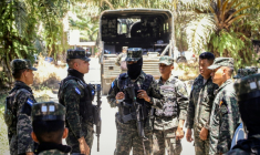 Des soldats se péparent à patrouiller à Trujillo, au Honduras, le 21 mai 2026 ( AFP / STRINGER )