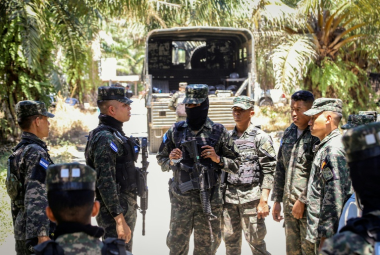 Des soldats se péparent à patrouiller à Trujillo, au Honduras, le 21 mai 2026 ( AFP / STRINGER )