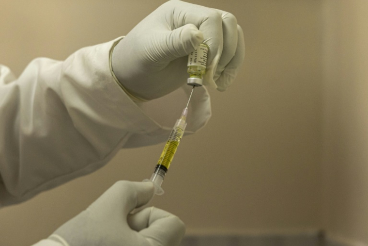 Un professionnel de santé remplit une seringue avec une dose de Lenacapavir, un médicament injectable à action prolongée destiné à la prophylaxie pré-exposition (PrEP) contre le VIH, avant de l'administrer à un patient, le 26 février 2026 à Nairobi ( AFP / SIMON MAINA )