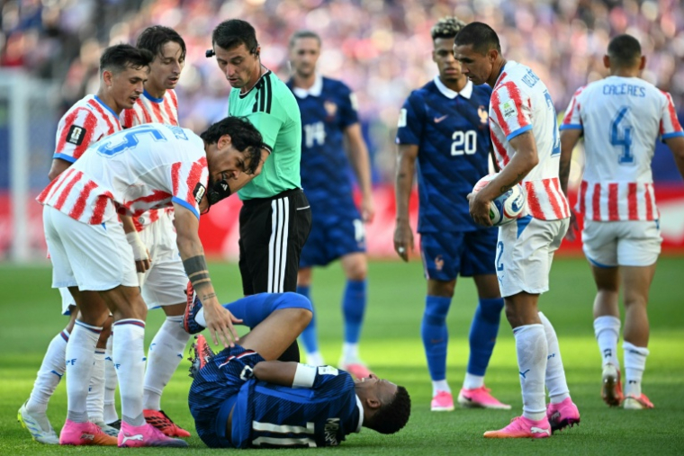 Kylian Mbappe reste au sol après un contact lors de la victoire des Bleus en 16e de finale de la Coupe du monde contre le Paraguay, le 4 juillet 2026 à Philadelphie ( AFP / MAURO PIMENTEL )